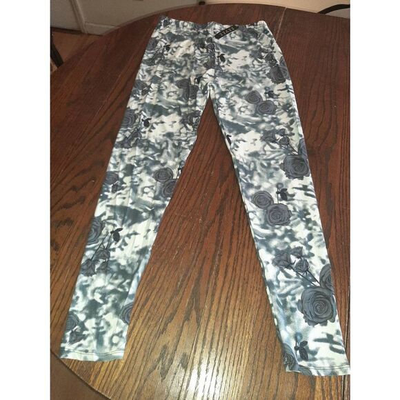 One Size 10-14 Eevee Grey Off White Rose Flower Floral Buttery Soft Leggings NWT - Picture 1 of 4